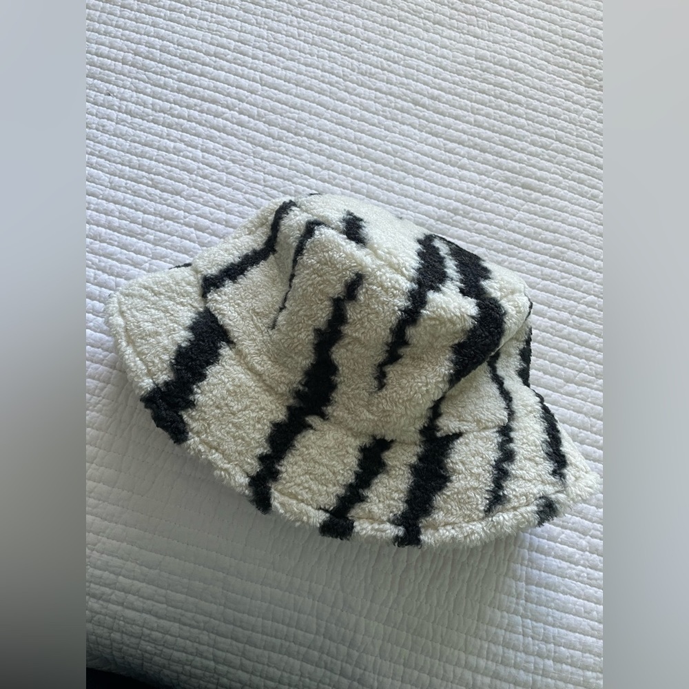 Free People shaggy Sherpa bucket hat - Picture 2 of 5
